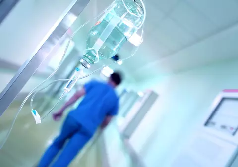 Un medic a lovit o pacientă, enervat că femeia nu se putea întinde de durere. Ce au motivat judecătorii care l-au iertat