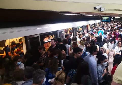 Aglomerație și azi la metroul din București. Trenurile circulă la intervale mari de timp