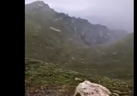 A nins în Bucegi! Imagini filmate luni de dimineață la stația meteo de pe Vârful Omu