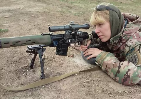 O celebră lunetistă ucraineană, despre care rușii au scris de mai multe ori că au lichidat-o, e vie și vorbește despre „morțile” ei