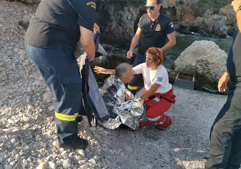 Primele imagini cu pilotul român al elicopterului prăbușit în Grecia, după ce a fost salvat