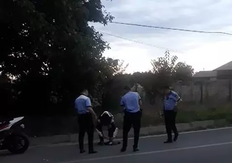 Un motociclist, urmărit cu focuri de armă pe un drum din Vrancea. Momentul, filmat de un martor - VIDEO