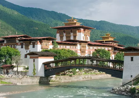 Bhutan își redeschide granițele pentru turiști, însă mărește taxele. Cât costă să vizitezi micul regat himalayan