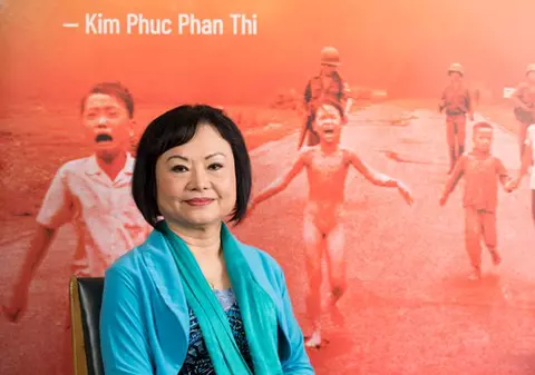 „Fata Napalm”, Phan Thi Kim Phuc, și-a încheiat tratamentul pentru arsuri la 50 de ani după atacul asupra satului ei din Vietnam