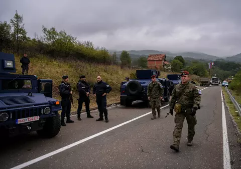 Focuri de armă la granița dintre Serbia și Kosovo. Priștina a anunțat că amână măsura care a provocat tensiunile