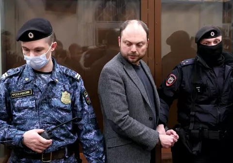 Vladimir Kara-Murza, important opozant al lui Putin și critic al războiului, condamnat la 25 de ani de închisoare pentru trădare