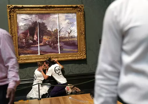 Doi activiști s-au lipit de o pictură veche de 200 de ani, expusă la Galeria Naţională din Londra