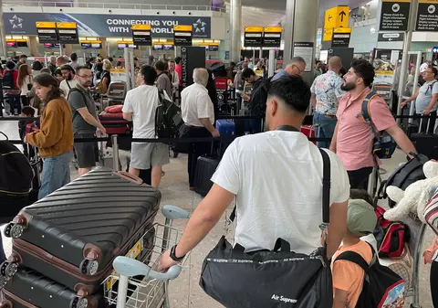 Mărturii din interior despre haosul de pe aeroporturi. Manipulator de bagaje: „Șansele ca geanta ta să ajungă la destinație sunt foarte mici”