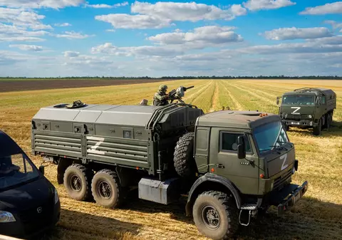 Cum se vede războiul în presa celor două tabere: în timp ce ucrainenii scriu despre militarii ruși care fug în masă din Ucraina, rușii vorbesc despre succesele „operațiunii speciale” 