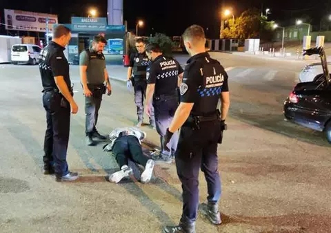 Român culcat la pământ de polițiști într-o benzinărie din Spania, după ce a fost dat jos de la volanul unui Jaguar