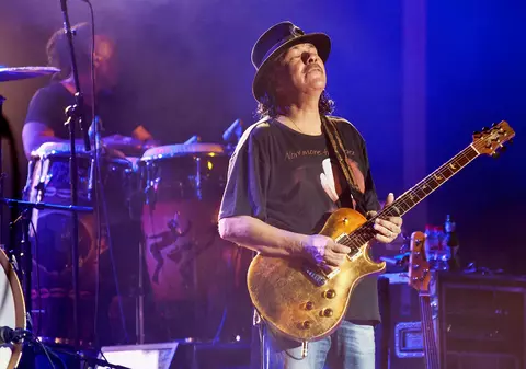 VIDEO | Carlos Santana a leșinat pe scenă în timpul unui concert. Legendarul chitarist a fost transportat la spital
