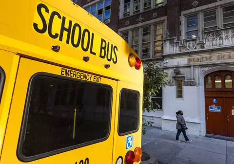 Elevii dintr-un comitat din Florida vor putea veni la școală doar cu rucsacuri transparente. Decizia, luată după înmulțirea atacurilor armate