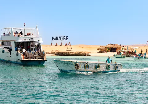 CORESPONDENŢĂ DIN EGIPT. De ce preferă românii să meargă la Marea Roşie, în timp ce litoralul românesc e aproape gol. Care-s prețurile?