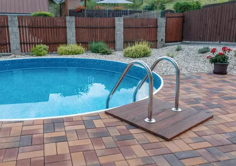 Un băiat de 11 ani din Maramureș a murit înecat în piscină, în fața prietenilor săi