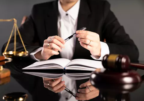 Colonelul care și-a spionat și agresat soția judecătoare a primit un an și opt luni de închisoare cu suspendare. De ce i-a înjumătățit instanța pedeapsa