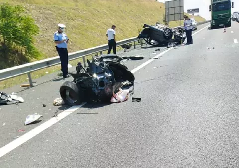 Skoda ruptă-n două în drum spre mare, pe Autostrada Soarelui. A ajuns pe sensul opus, unde a lovit-o în plin altă mașină
