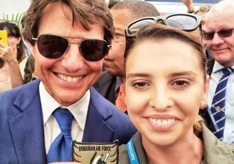 Tom Cruise s-a întâlnit întâmplător cu o româncă. Claudia a scos imediat telefonul pentru un selfie cu care se mândrește toată Armata