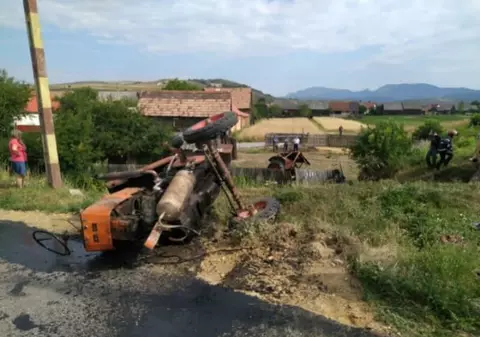 Un tractor a fost lovit de un tren cu pasageri, în Harghita. O persoană a murit pe loc