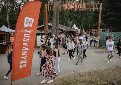 Corespondență de la Tușnad. Ce se întâmplă atunci când ceri ciorbă și bere în limba română în tabăra în care 25.000 de maghiari vin în fiecare an să asiste la „concertul” lui Viktor Orbán