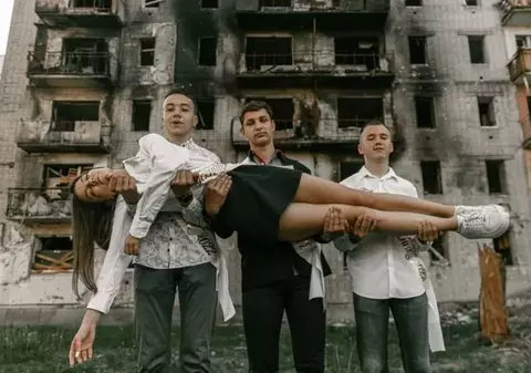 Fotografii de absolvire printre ruine, în Cernigău, Ucraina. „Am vrut să arătăm lumii că viața merge înainte, indiferent de condiții”