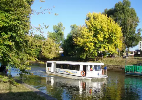 Cursele de agrement cu vaporaşele pe Canalul Bega, până la ecluză, s-au reluat după 30 de ani. Cât costă o călătorie