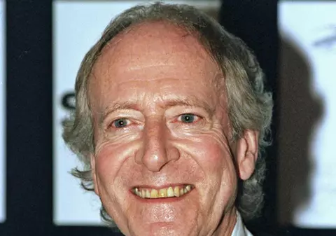 Monty Norman a murit. Autorul melodiei din seria „James Bond” avea 94 de ani