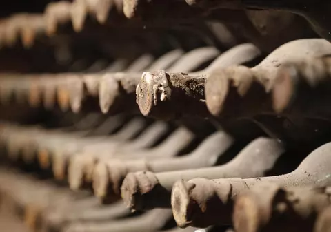 Un cuplu de hoți, arestat după ce au furat sticle de vin în valoare de 1,6 milioane de euro, dintr-un restaurant din Spania