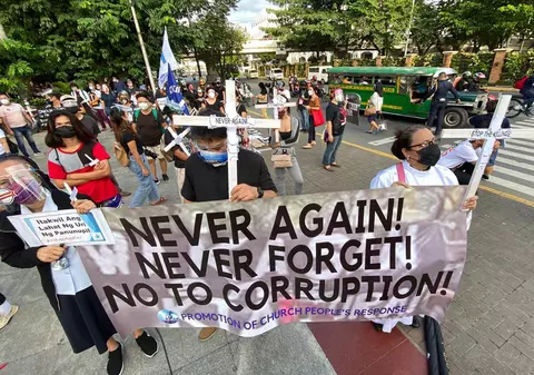 Filipinezii cumpără cărți despre dictatorul Ferdinand E. Marcos de teamă ca istoria lor să nu fie rescrisă de fiul său, venit la putere