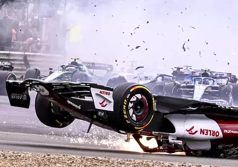 Filmare cu accidentul teribil al pilotului Zhou Guanyu, difuzată de Formula 1. Ce l-a salvat pe chinez