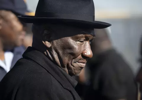 Caz șocant în Africa de Sud: 20 de bărbați înarmați au violat opt femei care filmau un videoclip muzical. Ce spune ministrul poliției