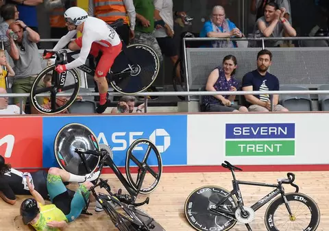 Un ciclist britanic a zburat în tribună, după un accident teribil pe velodrom, la Jocurile Commonwealth. Trei sportivi sunt în spital, doi spectatori au fost răniți