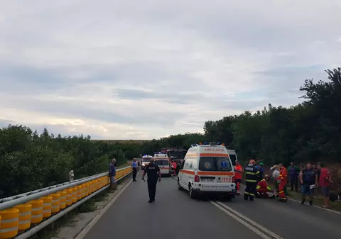 10 răniți, după ce un microbuz și un autoturism s-au ciocnit în localitatea Stâlpu, din Giurgiu. A fost activat planul roșu