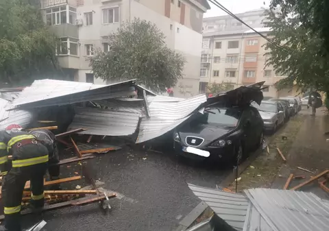 Acoperișuri smulse și copaci căzuți peste mașini, în urma vijeliei din Focșani. Orașul a fost sub cod portocaliu de vreme rea
