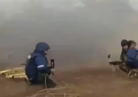 Un ziarist rus transmitea în direct de lângă țeava unui tun care trăgea în ucraineni și a fost lovit în plin de suflul loviturii | VIDEO