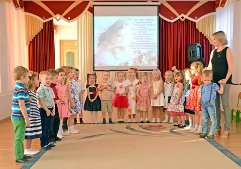 Putin reînvie titlul onorific de „Mamă eroină” din perioada sovietică. Cui îi este acordat