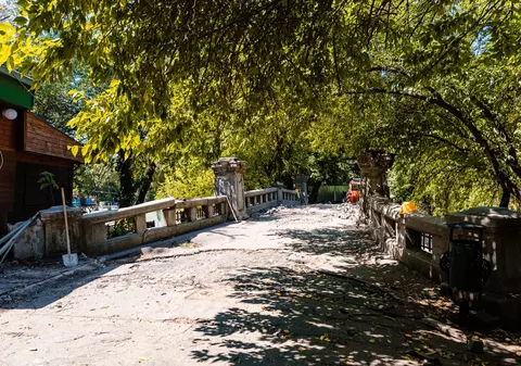 La mai bine de un an după ce Podul Mare din Parcul Cișmigiu s-a prăbușit, Primăria Capitalei anunță începerea lucrărilor de reparare
