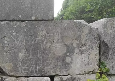 Un bărbat a scrijelit mai multe nume pe zidul cetății Sarmizegetusa, monument UNESCO: „Am făcut-o din plictiseală”