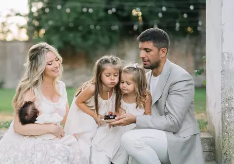 Laura Cosoi își botează astăzi fetița, pe Lara. Designerul Stephan Pelger, prezent la eveniment. Ce tradiții se vor respecta și câți invitați sunt