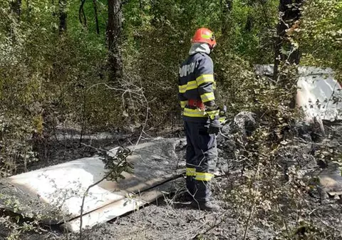 Un avion de mici dimensiuni s-a prăbușit pe câmp, în județul Giurgiu. Doi oameni au murit