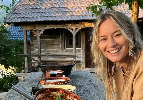 Imagini de la botezul fetiței Laurei Cosoi. Lara a fost creștinată la aceeași biserică unde au primit sfânta taină și cele două surori ale sale