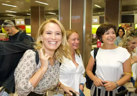 Andreea Esca va împlini în curând 50 de ani. Și-a dus cei mai apropiați prieteni într-o vacanță cu destinație surpriză. Imagini din aeroport