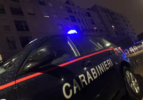 Un român din Italia și-a atacat familia cu o foarfecă, apoi a spart totul în casă. Avocat: „Când a văzut factura dublată la energie, a cedat”