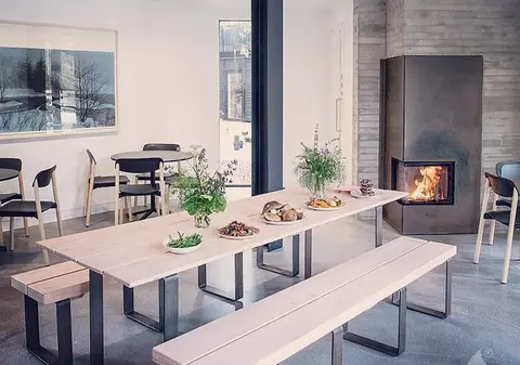 Nu mai visa cu ochii deschiși și oferă locuinței tale imaginea feerică a unui șemineu pe lemne premium