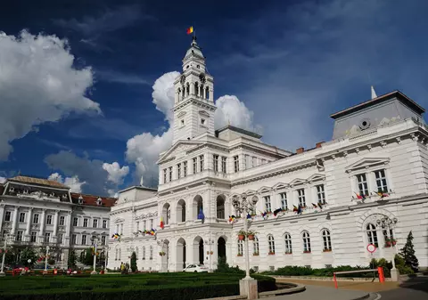 Iluminat public redus cu două ore și semafoare intermitente oprite, măsuri decise de primăria din Arad pentru reducerea consumului de energie