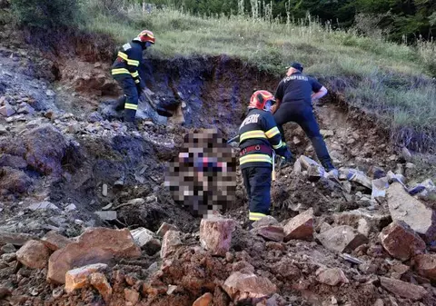 Un bărbat a murit după ce a fost prins sub un mal de pământ, în localitatea băcăuană Cerdac
