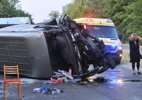 Microbuz românesc distrus în Ungaria, într-un accident cu un mort și doi răniți. Supraviețuitorii și-au pus mâinile-n cap când au văzut ce e pe șosea