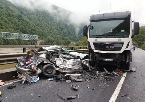 Un copil de un an și părinții lui, morți într-un accident pe Valea Oltului. Mașina lor, izbită de un TIR