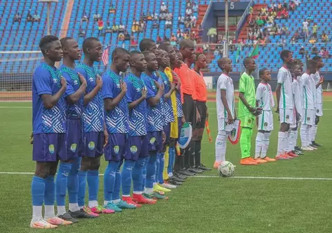 O echipă de fotbal sub 15 ani din Africa își acuză rivala că încalcă limita de vârstă. Fotografie virală cu echipele de start