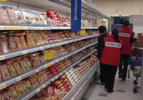 Carrefour va îngheța prețurile pentru 100 de produse în Franța, nu și în România. Explicația companiei