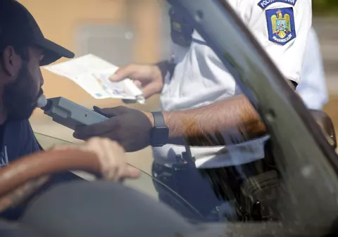 Pedeapsa primită de un șofer care a fost prins băut la volan și de două ori cu permisul suspendat. „A condus în ore mai puțin aglomerate”, au motivat judecătorii